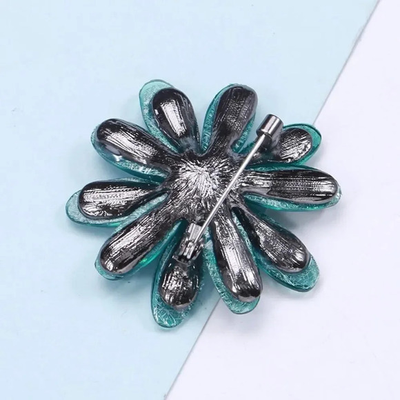 VQ Flower Brooch - Picture 3 of 8
